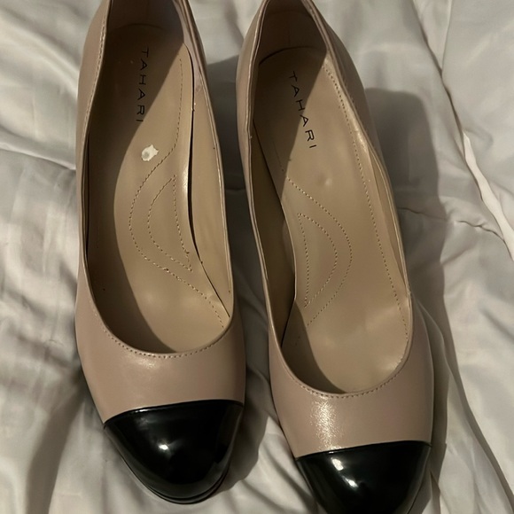 Tahari Shoes - Tahari Tan and Black Pumps euc